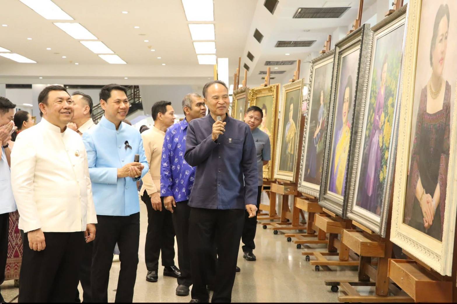 title - ศพส. จัดงาน “รักแห่งศิลป์ รักแห่งแผ่นดิน” เพื่อน้อมรำลึกในพระมหากรุณาธิคุณของสมเด็จพระนางเจ้าสิริกิติ์ พระบรมราชินีนาถ พระบรมราชชนนีพันปีหลวง ณ ศูนย์ส่งเสริมและพัฒนาอาชีพเสริมนอกภาคการเกษตร (ศูนย์ศิลปาชีพบางไทรฯ เดิม)